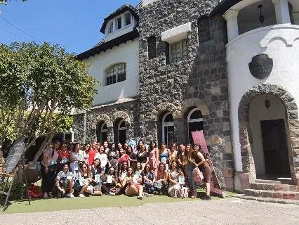 La casona de piedra con el grupo afuera