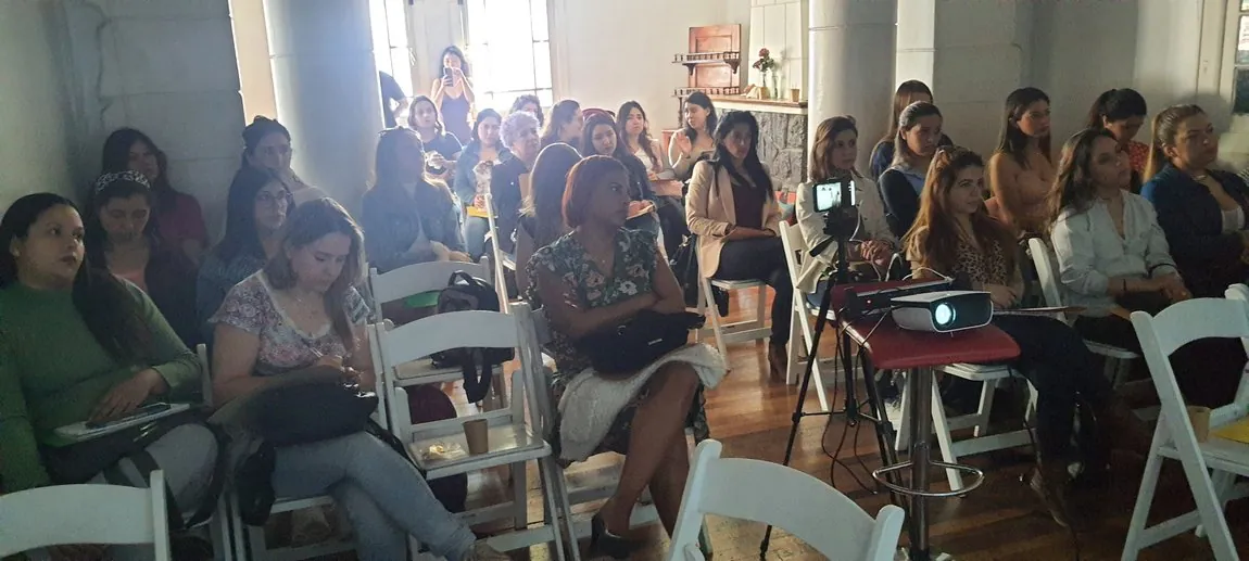 Sala llena de mujeres en el taller