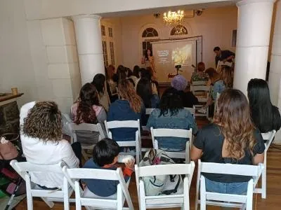 Salón con la araña y la sala completa