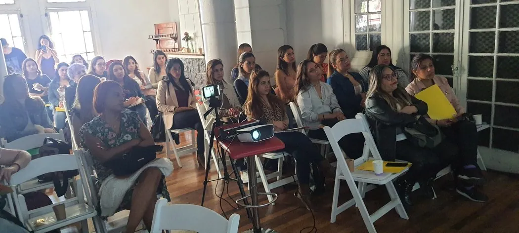 Mujeres atentas durante el taller