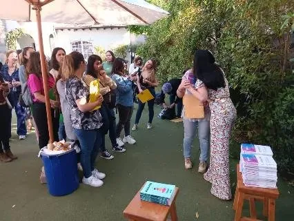 Mesa con los libros de Rayén Milán