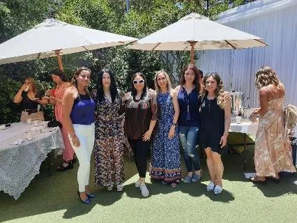 Mujeres en el jardín de la casona