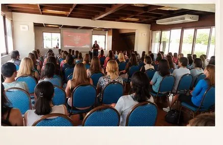 Auditorio de sillas azules en un seminario