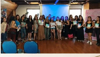 Grupo de pie con el libro al cierre del taller