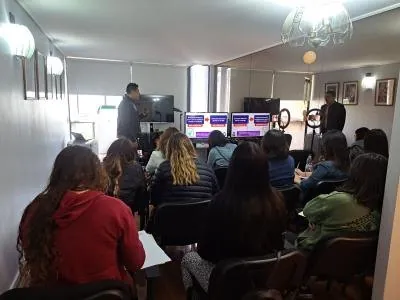 Encuentro reducido en el living de Rayén Milán