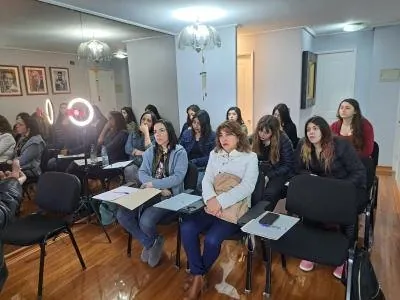 Mujeres escuchando en un encuentro reducido