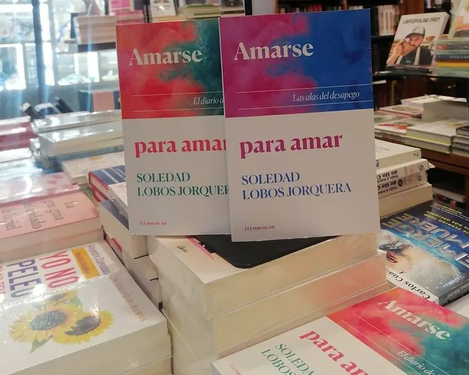 Los libros Amarse para amar en la mesa de una librería