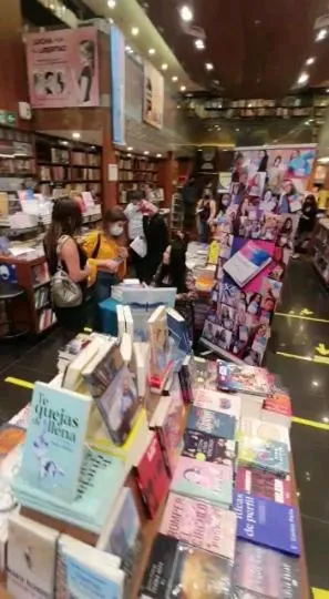 Librería llena durante una presentación
