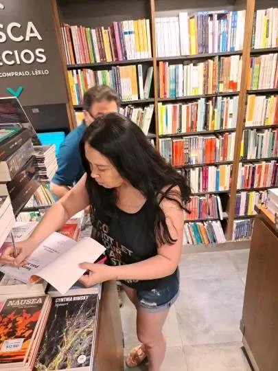 Rayén Milán entre los libros de la librería